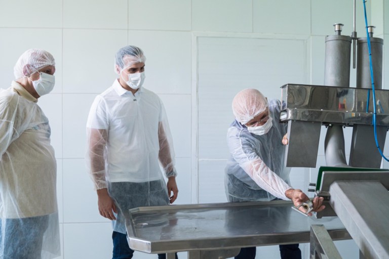 Em Catolé do Rocha: Vice-governador visita cooperativa de produtores de leite e destaca investimentos do Governo na agricultura familiar