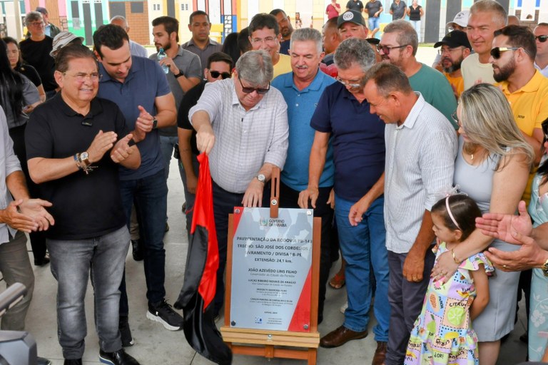 João Azevêdo inaugura e inspeciona obras no valor de R$ 83,3 milhões em Livramento e São José dos Cordeiros