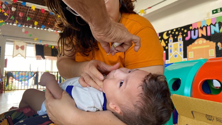 Paraíba vacina crianças menores de 5 anos contra a poliomielite em escolas e creches em todo o Estado