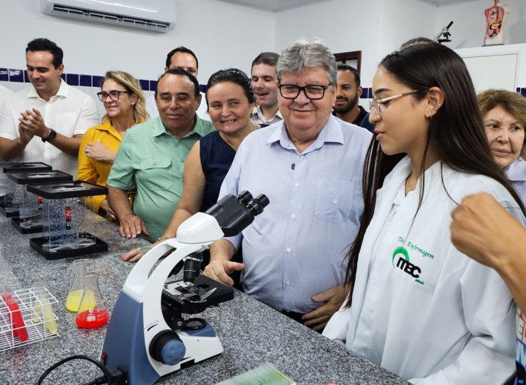 João Azevêdo entrega reforma e novo prédio de escolas em Malta e Santa Terezinha