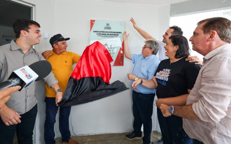 João Azevêdo entrega Ambulatório de Especialidades do Hospital Regional de Itaporanga e inspeciona obras da Educação