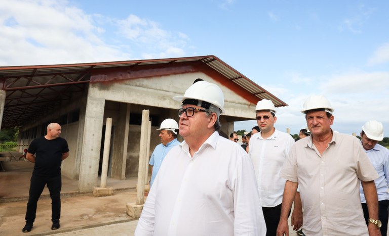 João Azevêdo inspeciona obras de educação, habitação e infraestrutura com investimentos de R$ 87,5 milhões em Princesa Isabel e Tavares