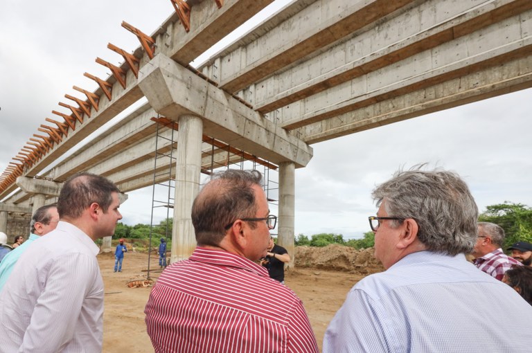 Governador inspeciona obras de travessias urbanas e estrada em São José de Espinharas no valor de R$ 27,8 milhões