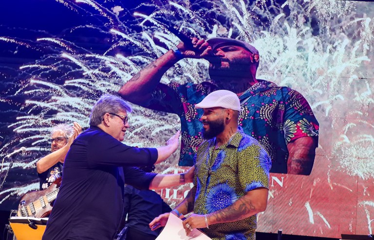 João Azevêdo prestigia final do Festival de Música da Paraíba e destaca importância do evento na revelação de novos talentos