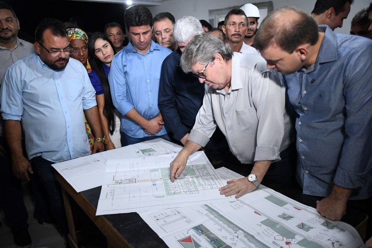 João Azevêdo entrega escola e inspeciona obras de habitação e segurança em Itatuba, Ingá e Itabaiana