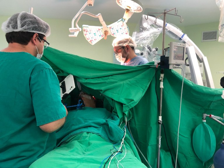 Hospital Metropolitano realiza primeira cirurgia para retirada de tumor cerebral na região da linguagem com paciente acordado