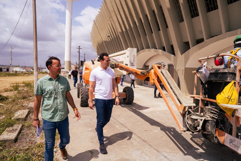 Vice-governador inspeciona obras de reforma do Estádio O Amigão, em Campina Grande