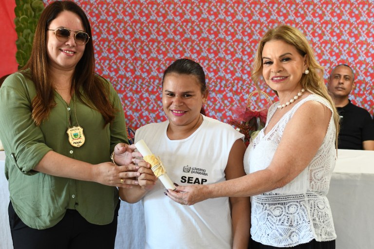 Primeira-dama do Estado prestigia encerramento de oficina na Penitenciária Júlia Maranhão e destaca compromisso do Governo com projetos de ressocialização