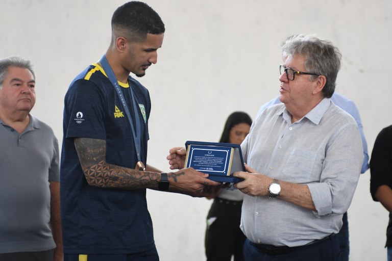 João Azevêdo recebe medalhista olímpico Netinho e destaques investimentos do Governo da Paraíba no esporte