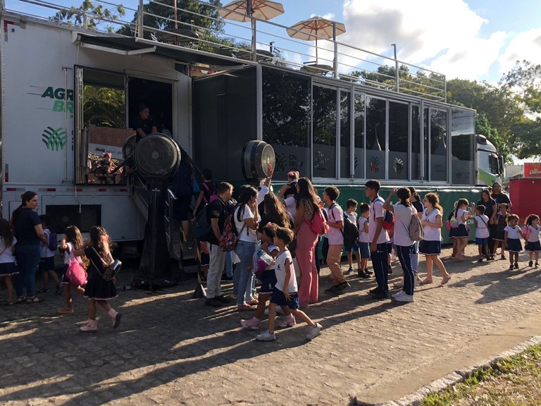 Alunos de escola do Bairro das Indústrias visitam Expofeira Paraíba Agronegócio 2024