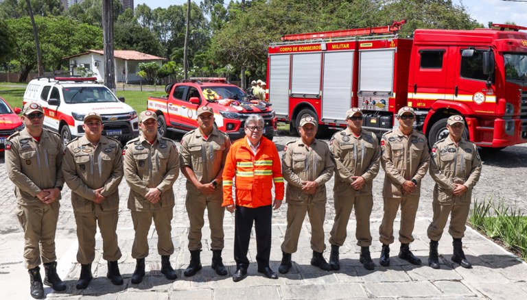 João Azevêdo recebe bombeiros que irão combater incêndios no Pará e destaca qualificação e compromisso de militares