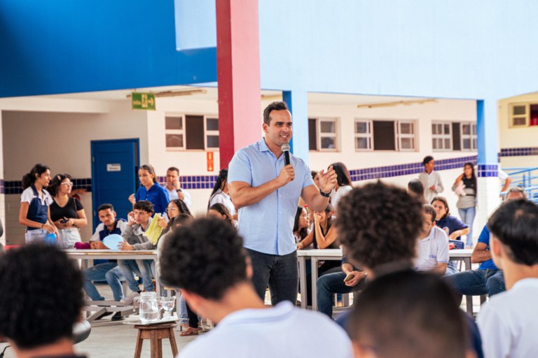 Vice-governador participa de roda de conversa sobre protagonismo e projeto de vida com estudantes de escola em Queimadas