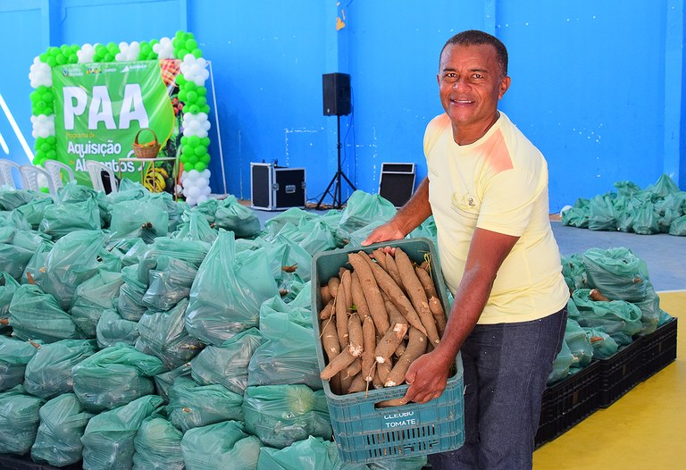 Governo da Paraíba atende agricultores e 700 famílias em Gurinhém com ação do Programa de Aquisição de Alimentos