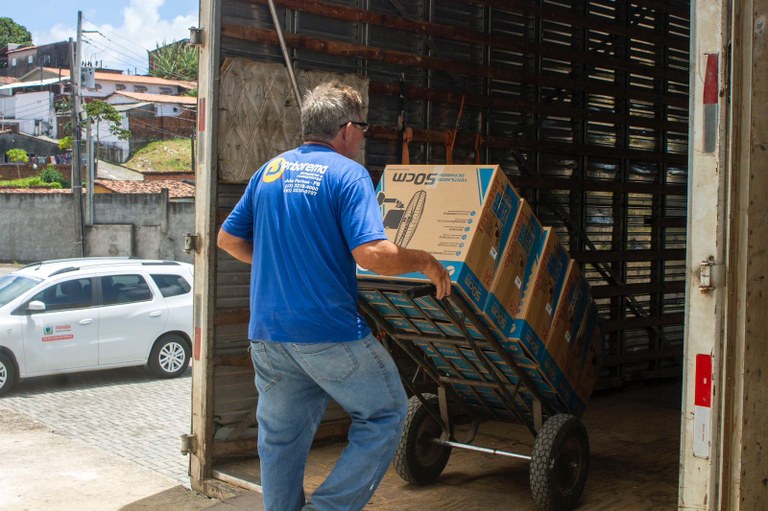 Educação inicia distribuição de equipamentos para mais de 500 escolas da rede estadual de ensino