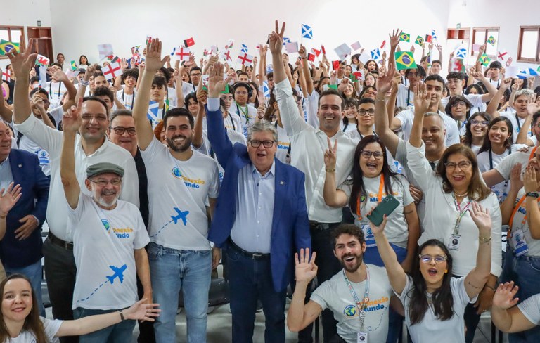 João Azevêdo acompanha pré-embarque de alunos para o Reino Unido e destaca ampliação do aprendizado com programa de intercâmbio