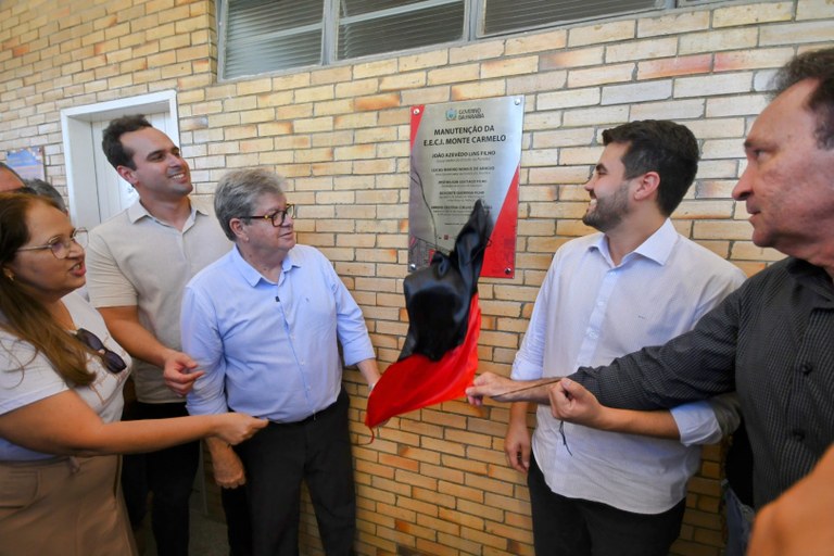 João Azevêdo entrega reforma e ampliação de escolas em Campina Grande e destaca investimentos na Rainha da Borborema