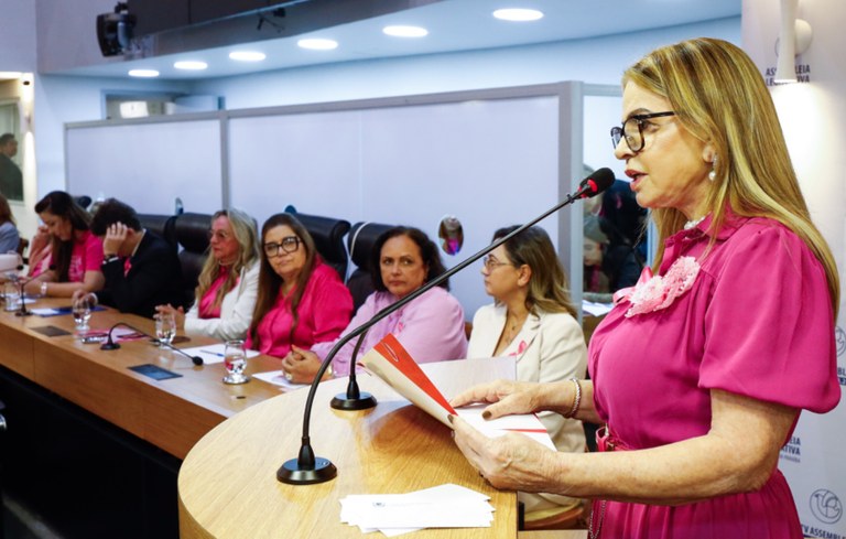 Primeira-dama participa de sessão do Outubro Rosa na ALPB e destaca ações do Governo da Paraíba contra o câncer de mama