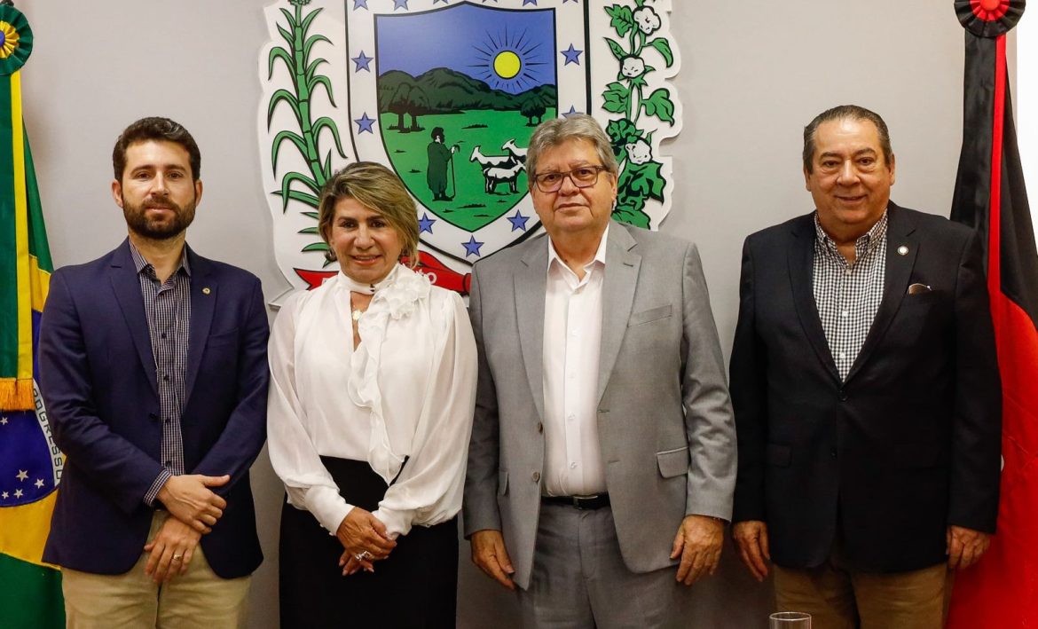 João Azevêdo recebe Michel Henrique e Edna Henrique, e deputado enaltece trabalho e diálogo com o governador 