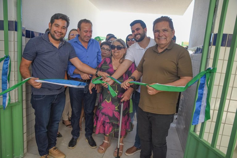 Adriano Galdino participa de inauguração de escola no Sítio Assentamento de Poços, em Teixeira