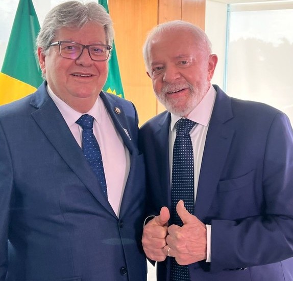 Ao lado de Lula, João participa de assinatura de aditivo de R$ 3,6 bi para Transnordestina