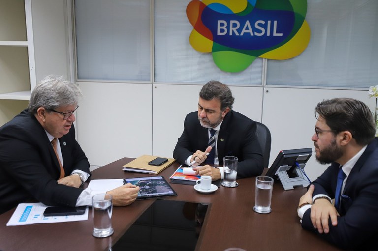 João Azevêdo tem audiências em Ministérios para tratar de investimentos em turismo, saúde, segurança hídrica e agricultura