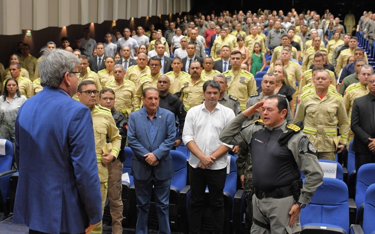 João Azevêdo oficializa promoção de 496 policiais e bombeiros militares e autoriza novas ascensões