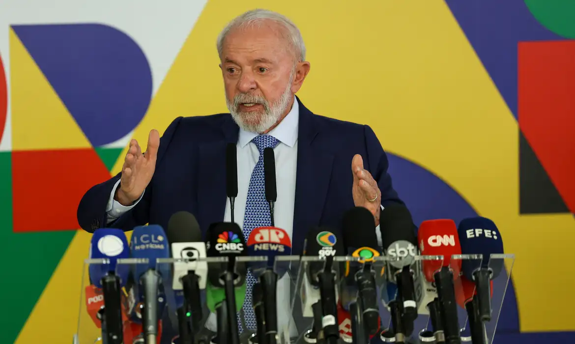 “Maior programa de crédito do país”, diz Lula sobre consignado CLT “Maior programa de crédito do país”, diz Lula sobre consignado CLT