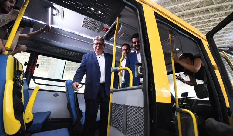 João Azevêdo entrega 113 ônibus escolares para os municípios e destaca investimentos para garantir segurança e permanência de alunos nas escolas