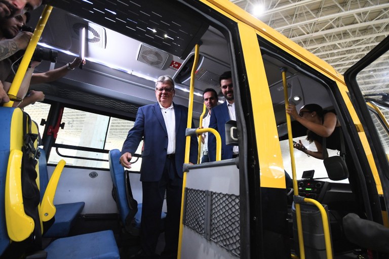 João Azevêdo entrega 113 ônibus escolares para os municípios e destaca investimentos para garantir segurança e permanência de alunos nas escolas