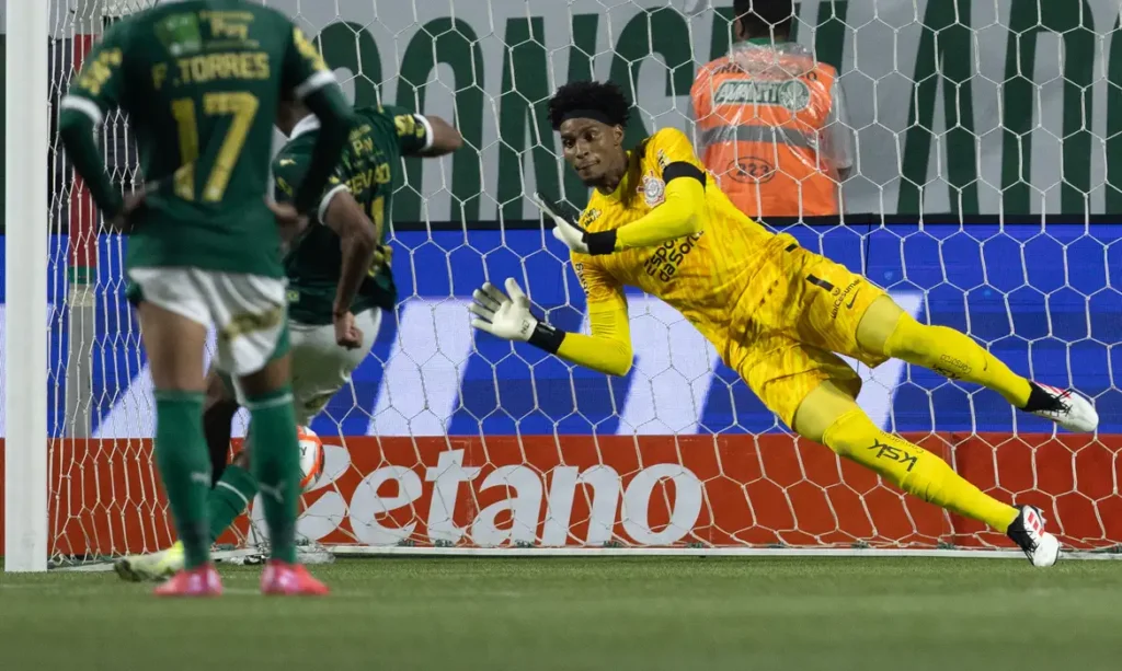 Hugo Souza defende pênalti e Palmeiras e Corinthians ficam no empate