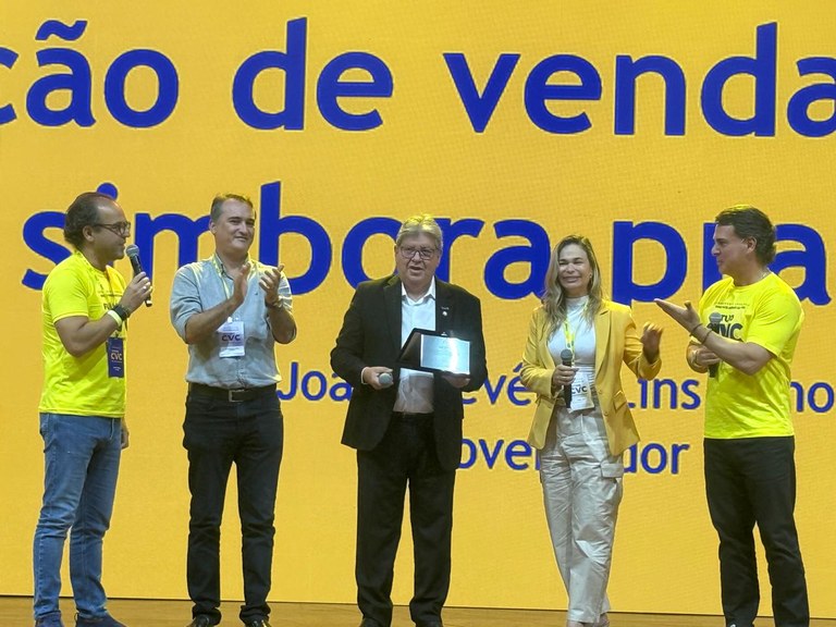 Em São Paulo, João Azevêdo recebe homenagem durante evento da CVC em reconhecimento aos investimentos no turismo