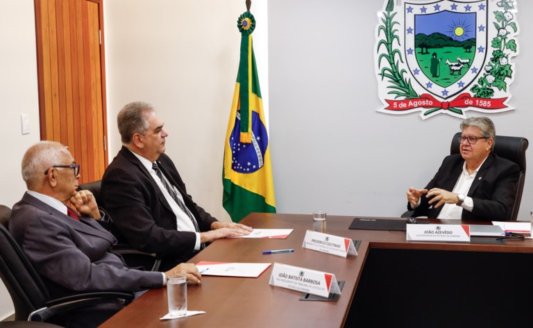 João Azevêdo recebe visita do presidente do Tribunal de Justiça e reforça harmonia e diálogo entre os Poderes