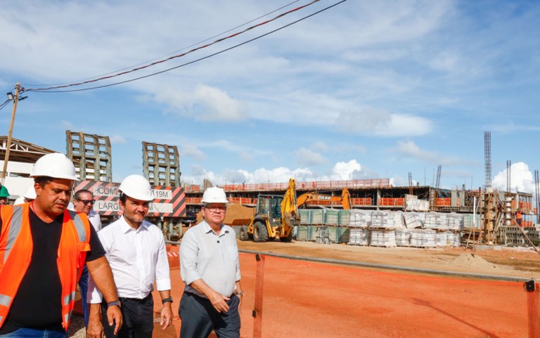 João Azevêdo e ministro Celso Sabino acompanham obras no Polo Turístico Cabo Branco e destacam bom momento do turismo na Paraíba