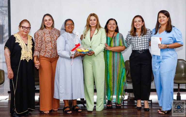 Primeira-dama do Estado participa de entrega de alimentos arrecadados no 39° Salão do Artesanato Paraibano