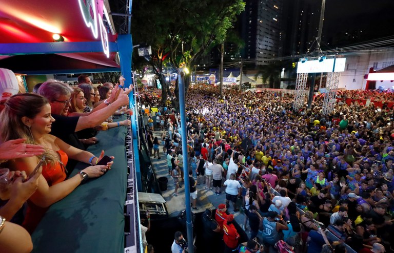 João Azevêdo prestigia primeira noite do “Folia de Rua” e destaca ações do Governo nos festejos carnavalescos do Estado