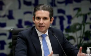Não existe exilado político no Brasil, afirma Hugo Motta após licença de Eduardo Bolsonaro