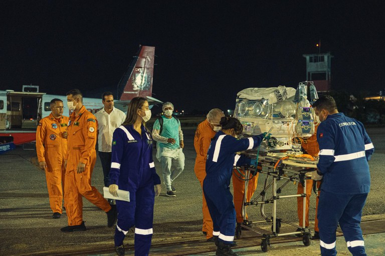 Governador em exercício acompanha chegada de UTI aérea e destaca a importância do serviço para salvar vidas na Paraíba