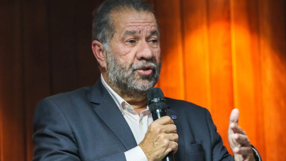 Planalto está incomodado com postura de Lupi e percepção interna é que ele deveria pedir para sair de ministério