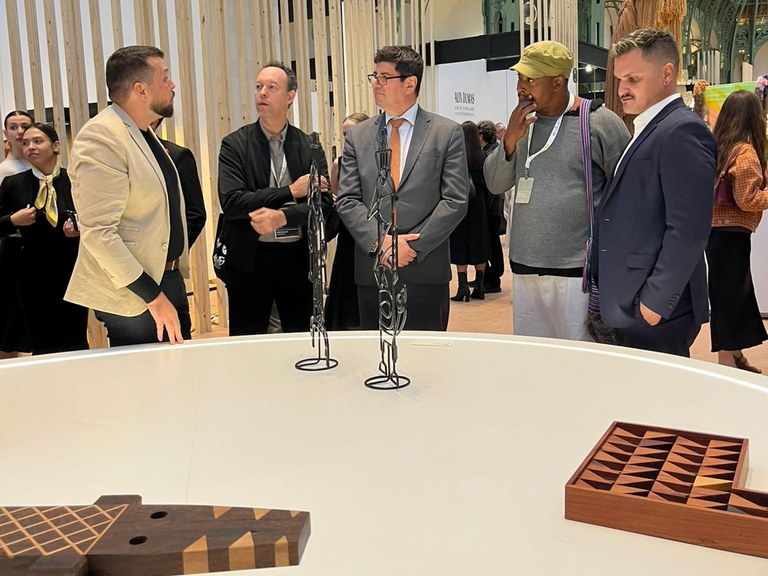 Bienal Internacional Révélations é aberta com presença de artesãos paraibanos e com visita da Embaixada do Brasil na França