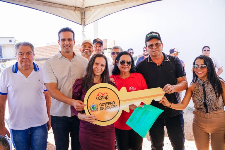 Vice-governador Lucas Ribeiro entrega unidades habitacionais e participa do Leite Fest