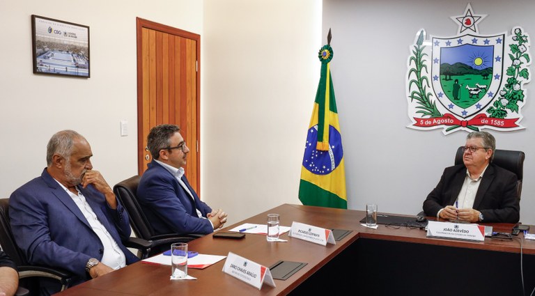 João Azevêdo assina ordem de serviço para construção e operação de usinas fotovoltaicas que irão atender órgãos do governo