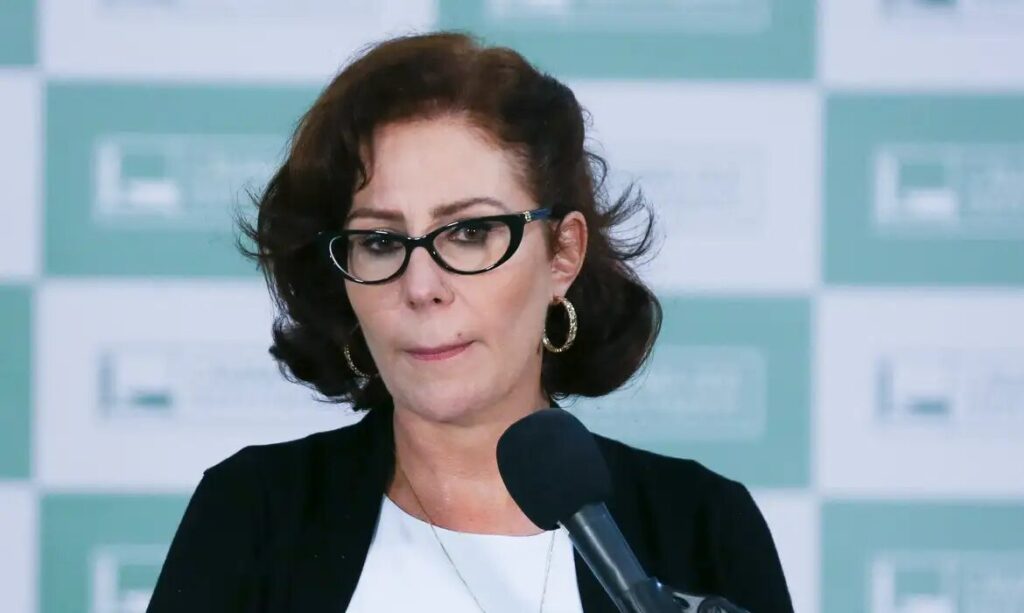 Banco bloqueia cartões e mais de R$ 2.000 de contas de Carla Zambelli Banco bloqueia cartões e mais de R$ 2.000 de contas de Carla Zambelli