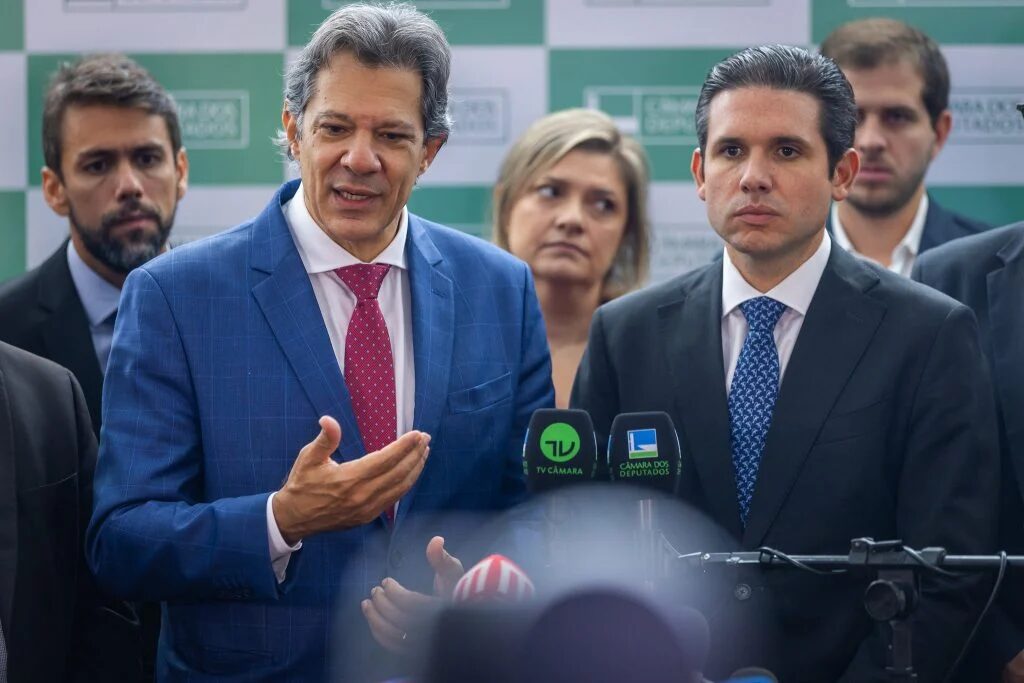 Hugo Motta recebe Haddad e Alcolumbre para bater martelo sobre alternativa fiscal ao IOF Hugo Motta recebe Haddad e Alcolumbre para bater martelo sobre alternativa fiscal ao IOF