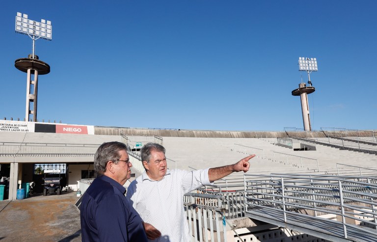 João Azevêdo inspeciona instalação de novo sistema de iluminação do Almeidão e destaca investimentos para fortalecer o esporte João Azevêdo inspeciona instalação de novo sistema de iluminação do Almeidão e destaca investimentos para fortalecer o esporte