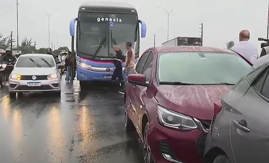 Ônibus da Guanabara se envolve em engavetamento em Bayeux Ônibus da Guanabara se envolve em engavetamento em Bayeux