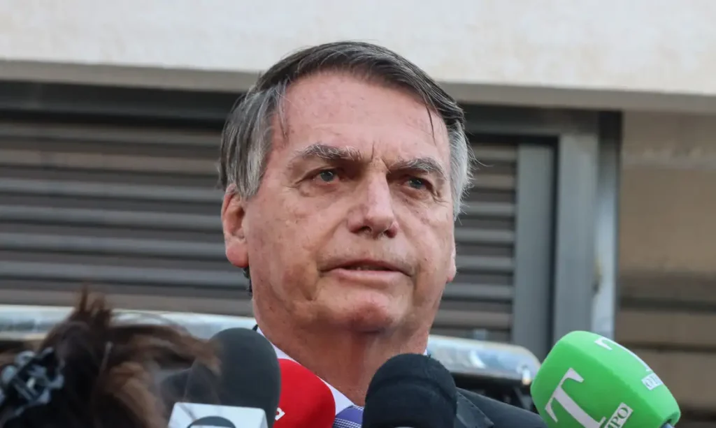 Bolsonaro critica Lula, acusa esquerda de organizar 8/1 e diz: ‘Não quero morrer nem ser preso’