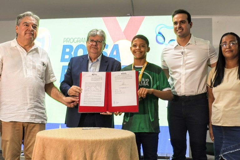João Azevêdo contempla mais de 800 atletas, paratletas e técnicos com investimentos de R$ 7 milhões no Bolsa Esporte