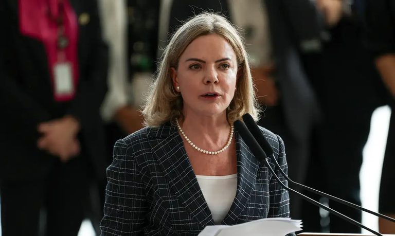 Ministra das Relações Institucionais diz que comitiva com Cícero pode sair de Israel hoje