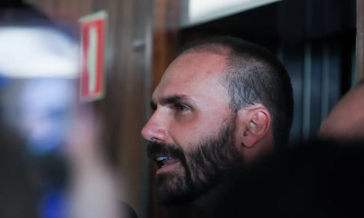 Câmara: PT pede suspensão do mandato de Eduardo Bolsonaro