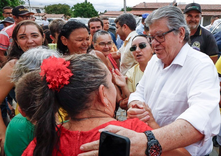 João Azevêdo entrega rodovia em São Bento e travessias urbanas e abastecimento d’água de Riacho dos Cavalos